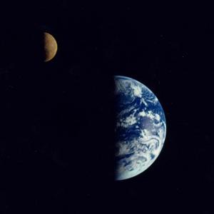Figure 1: couple Terre-Lune vu par la sonde Galileo on 1990 depuis une distance de 6 millions de kilomètres. Crédit : JPL/NASA