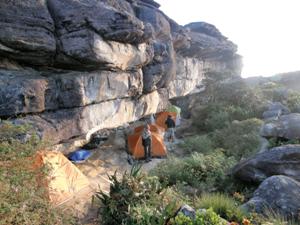 Camping sous les abris rocheux
