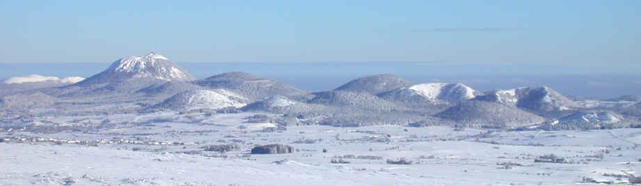 Un panorama N-S de la chaîne des Puys (Photo Alain Pons)